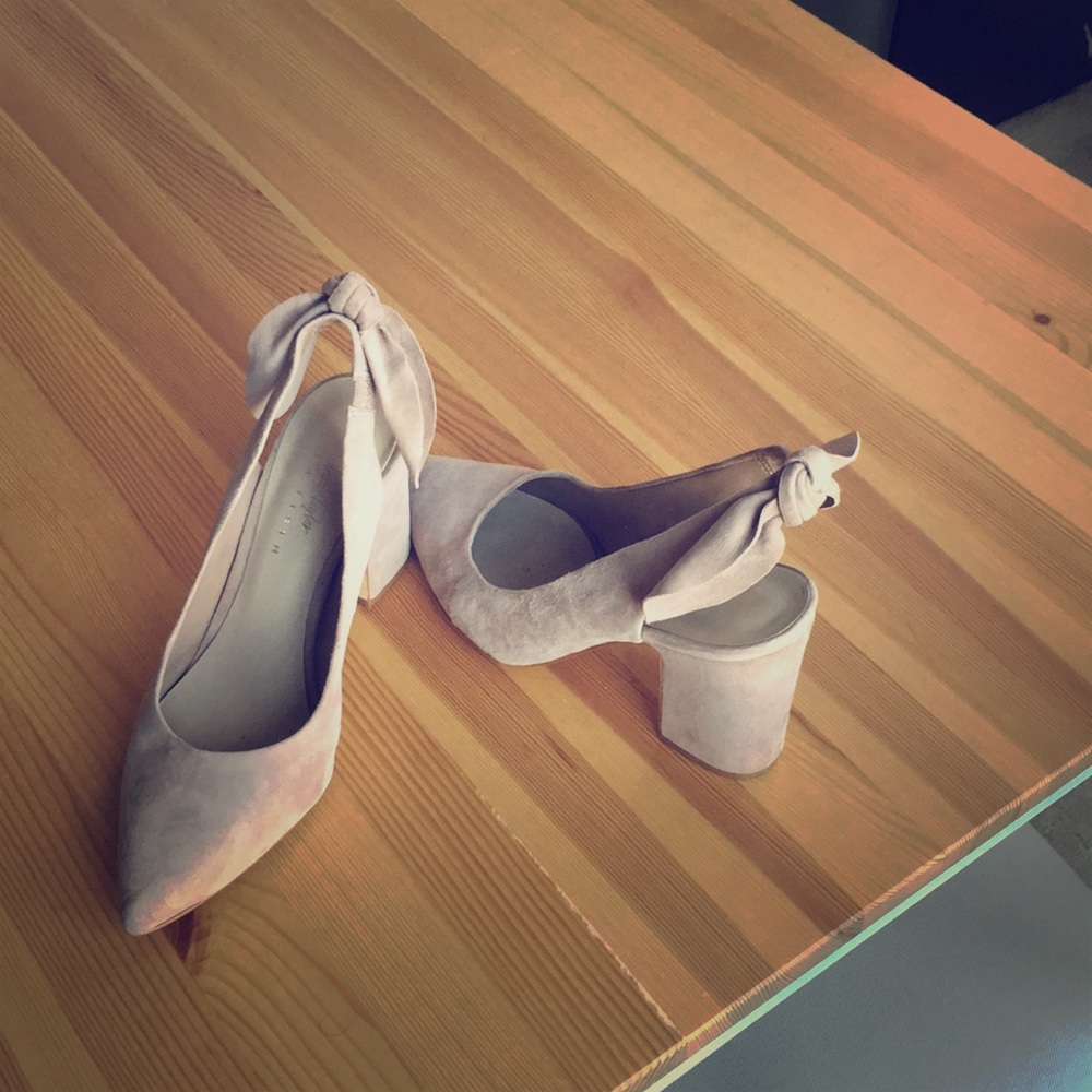 Nude suede pumps with bows